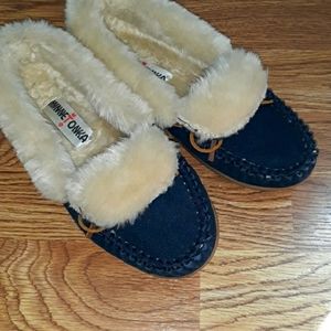 Minnetonka womens or girls blue suede slippers. Size 5